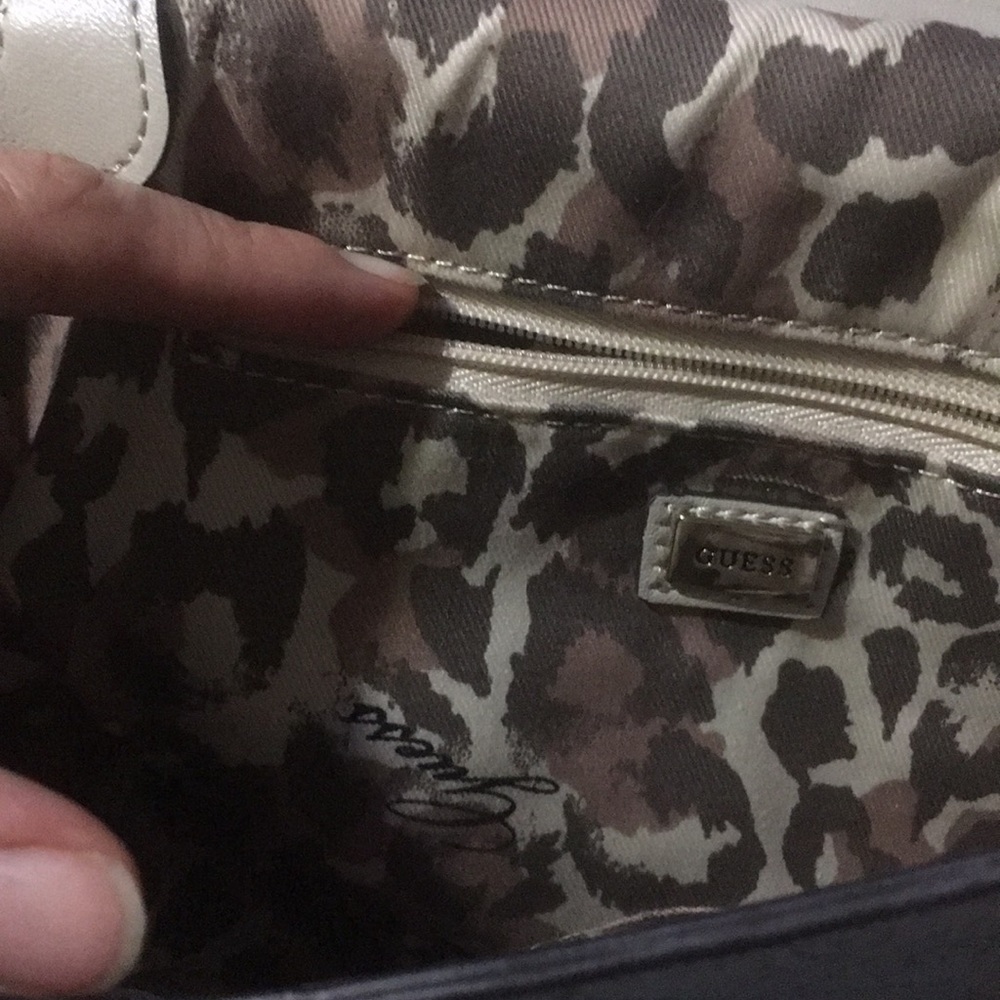 Guess purse - Picture 4 of 4